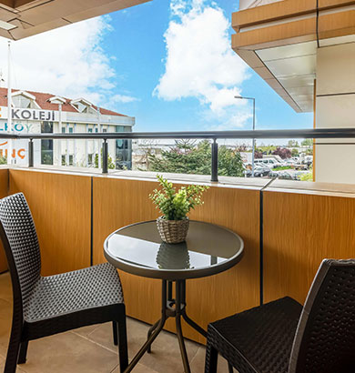 One Bedroom Apartment w/ Balcony